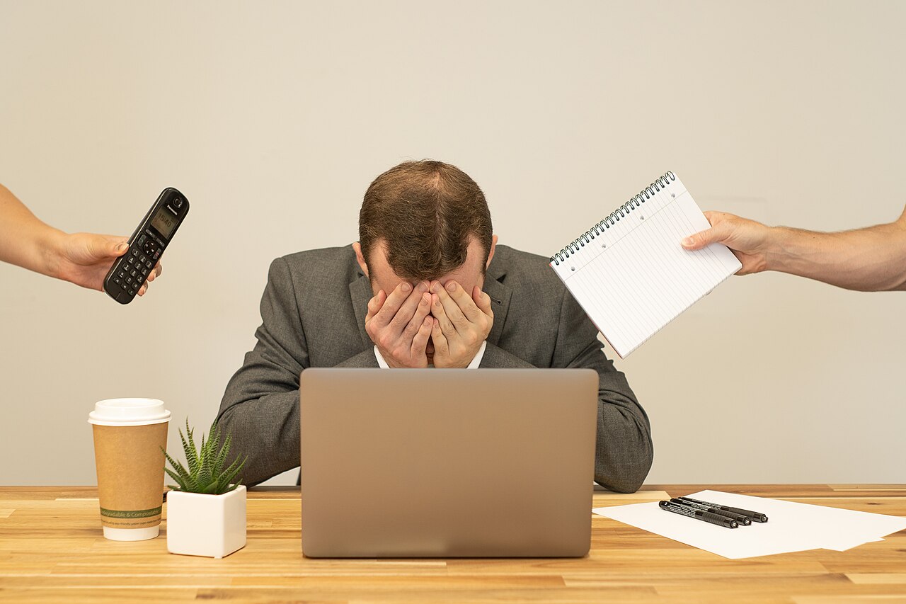 Persona con agotamiento laboral